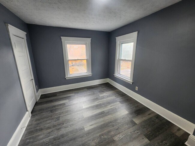 Building Photo - Charming 3-Bedroom Property in Prime Location