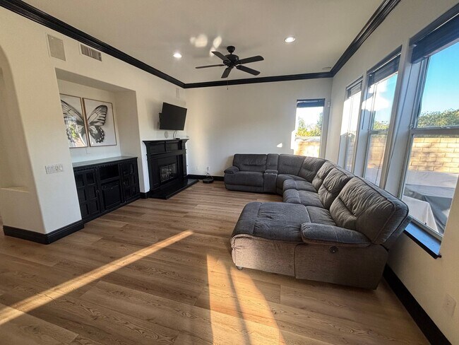 Building Photo - Stunning 5-Bedroom Pool Home with Private ...