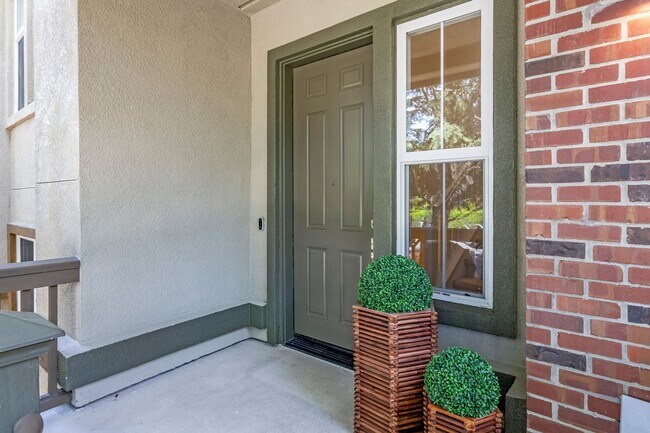 Building Photo - Available now, Townhouse in MV! $5,500