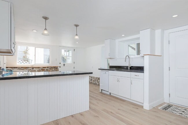 Building Photo - "Delightful 1-Bedroom Apartment in Historic Home!"