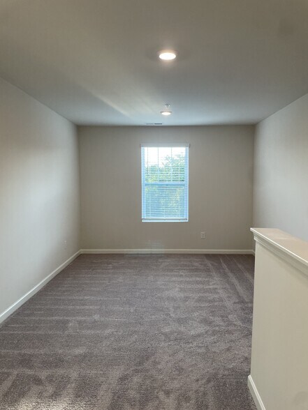 Building Photo - 681 Birdie Dr