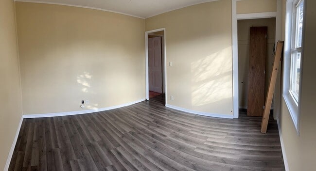 Building Photo - 2018 E 7th St