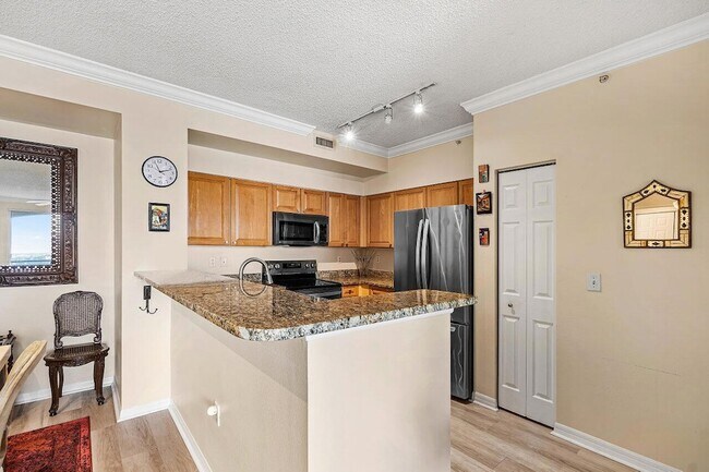 Building Photo - 616 Clearwater Park Rd