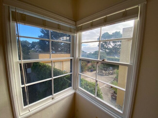 Building Photo - 916 Lighthouse Ave