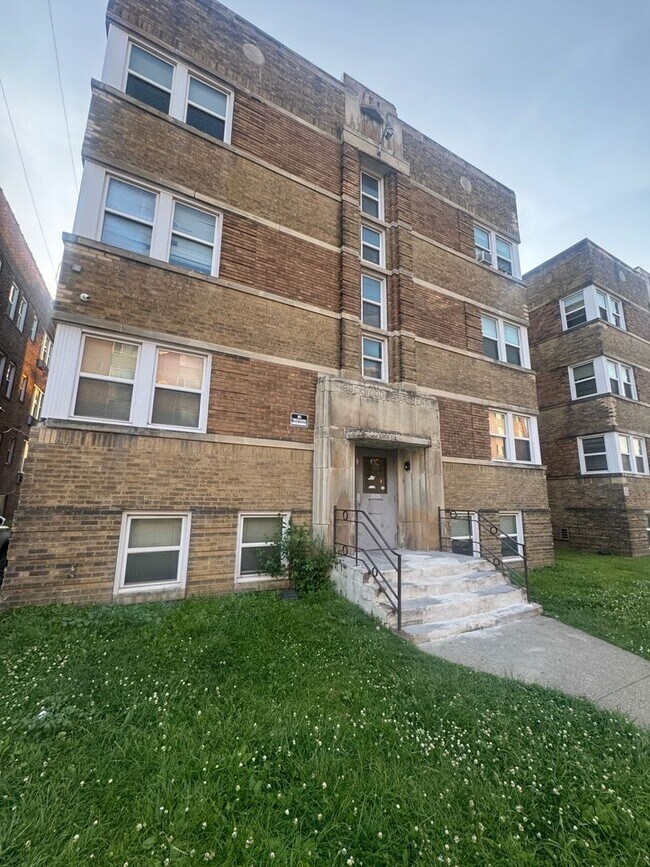 Building Photo - 2826 E 130th St