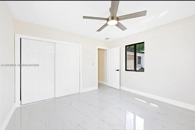 Building Photo - 721 SW 5th Ct