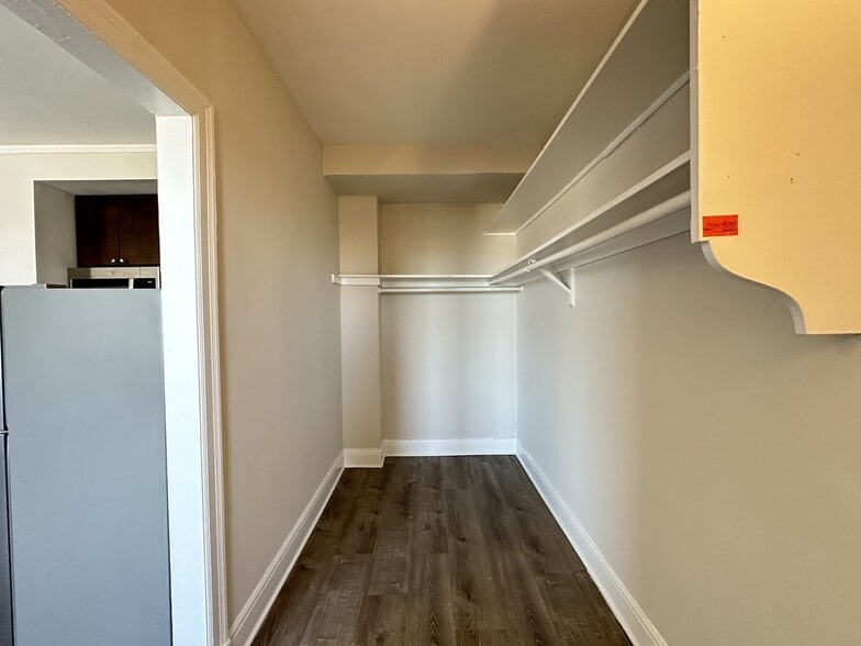 Building Photo - 3335 W Diversey Ave