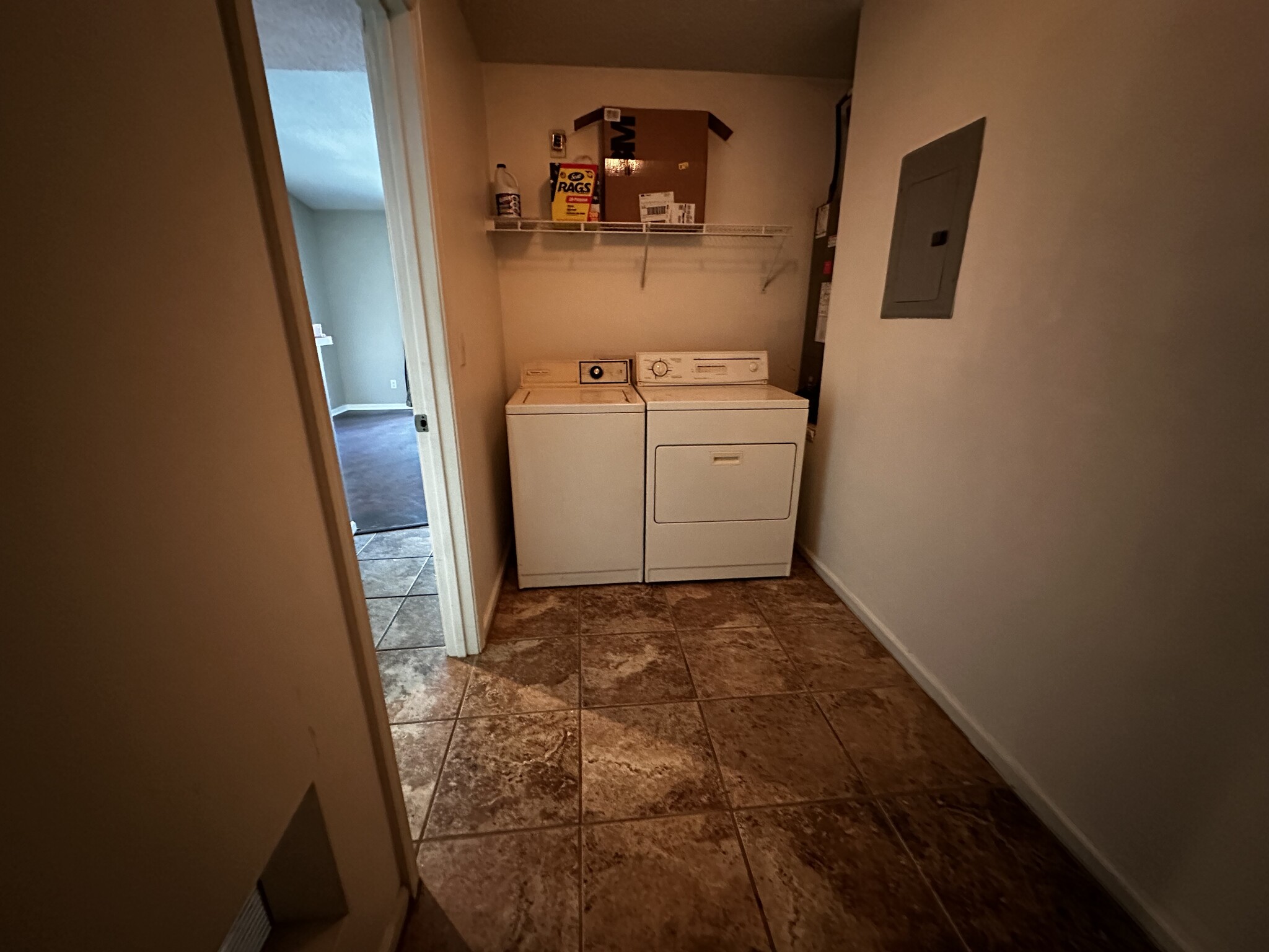 Laundry room with washer/dryer - 2595 Thackery Rd