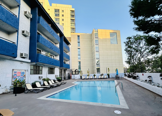 Relaxing pool with sun lounging beds - 10982 Roebling Ave