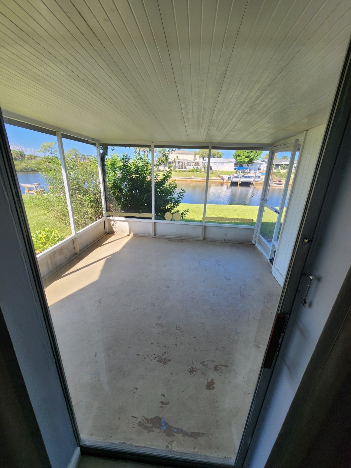 Enclosed patio - 12511 1st Is