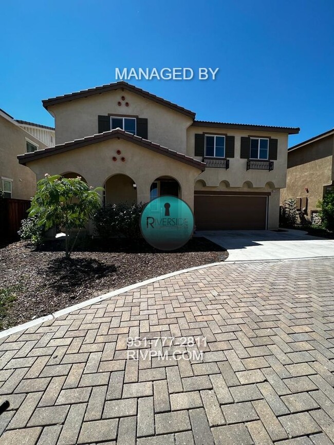 Building Photo - 5 Bedroom 3 Bath Home Nestled in Gated HOA