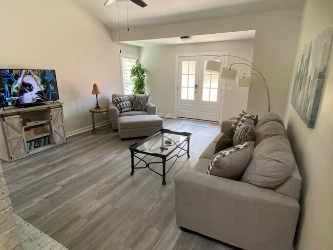 Building Photo - 1565 Pinebreeze Dr