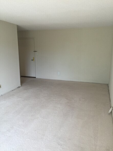 Building Photo - 2311 Pimmit Dr