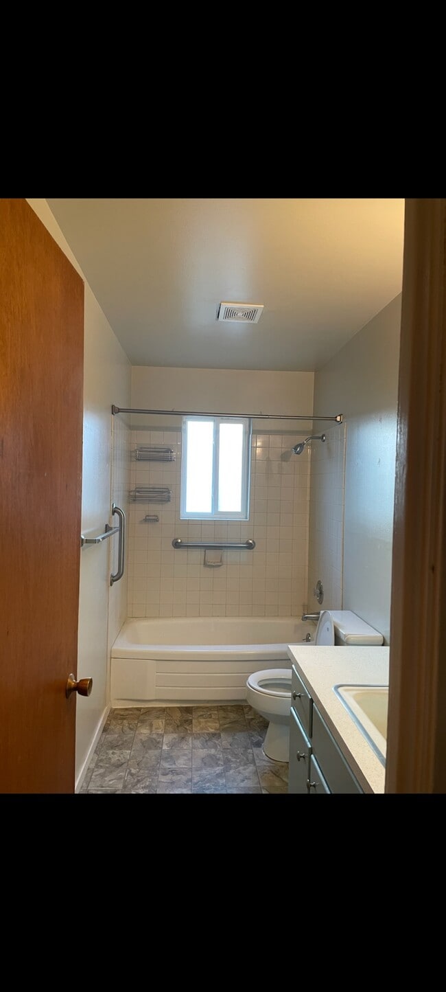 Bathroom - 1104 S 40th Ave