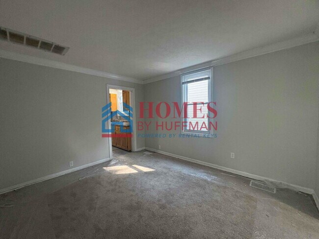Building Photo - Two Bedroom House | Detached Garage