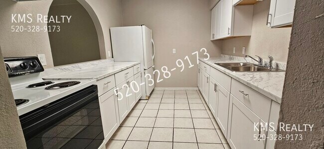 Building Photo - 1577 W Aztec Ct
