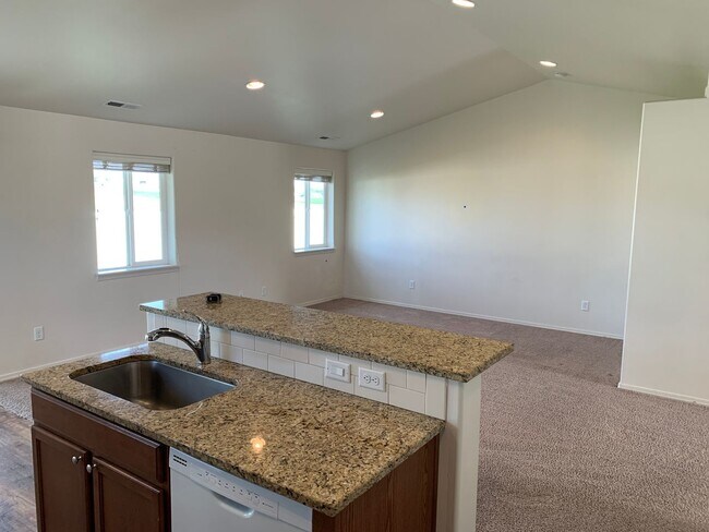 Building Photo - Newer single family home in Nampa!!!