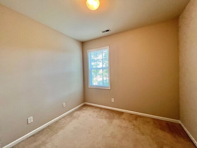 Building Photo - Excellent 4BD, 3.5BA Apex Townhome Near Do...