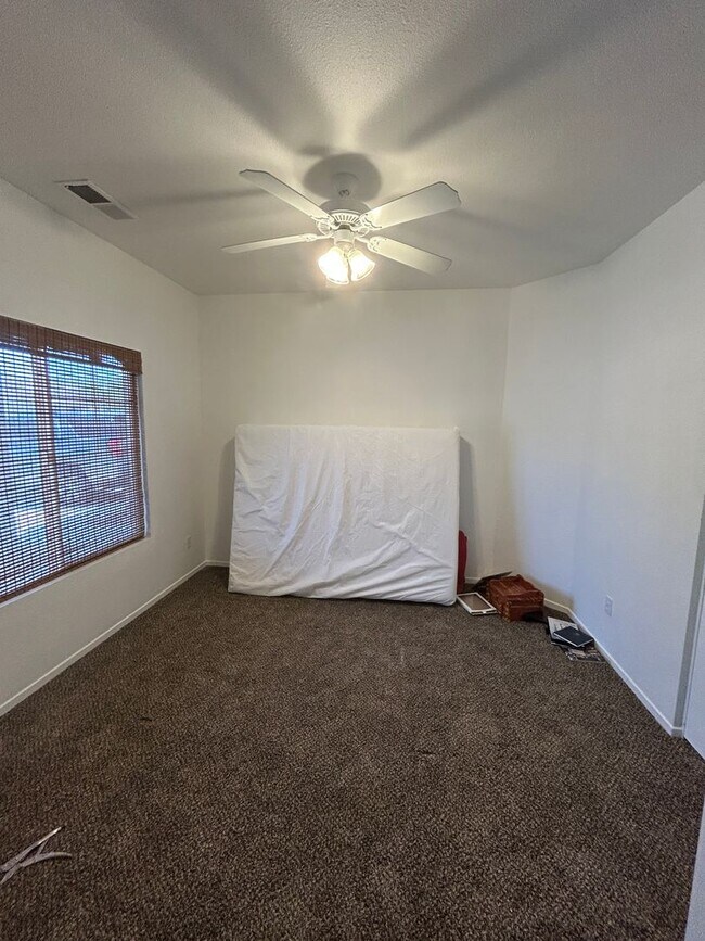 Building Photo - Great location on this split floorplan 3 b...