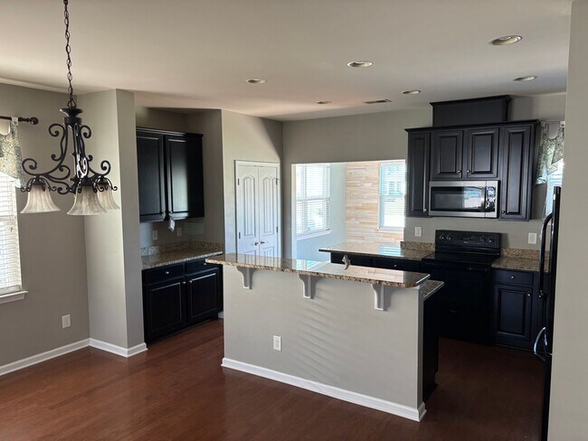 Building Photo - Great 4-Bedroom, 3-Bath