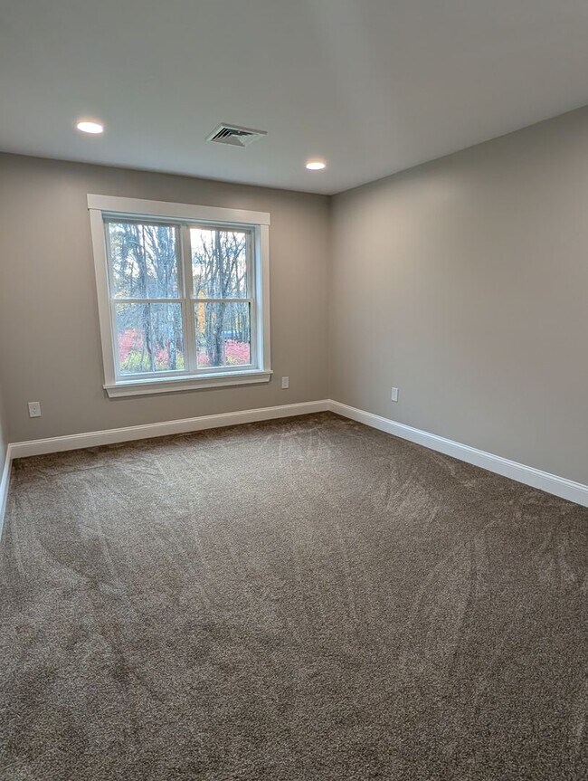 Building Photo - 398 Sutton St