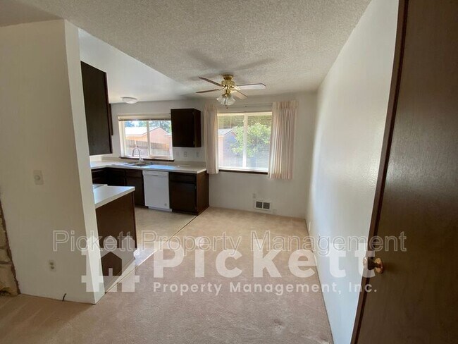 Building Photo - 2870 SE Colusa Ave