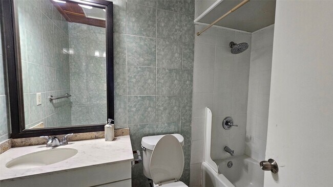Building Photo - 15303 Gran Vista Dr