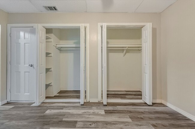 Building Photo - Private Walkout Basement Unit Overlooking ...