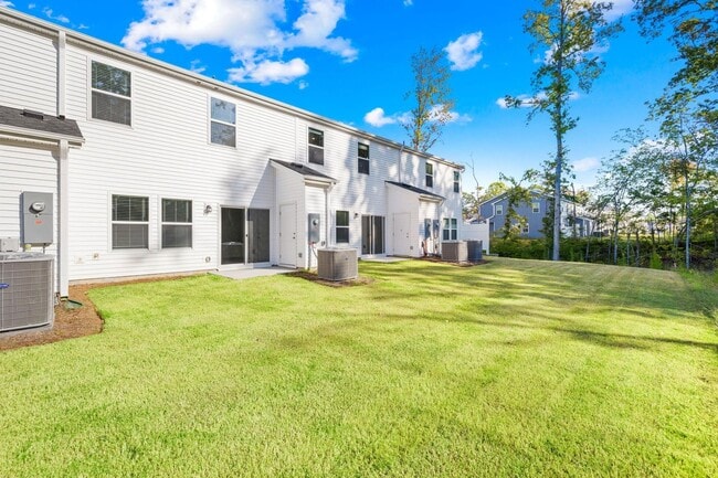Building Photo - 3BR/2BA Townhouse Available JUNE 5!