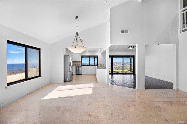 Building Photo - 643 Vista Valinda