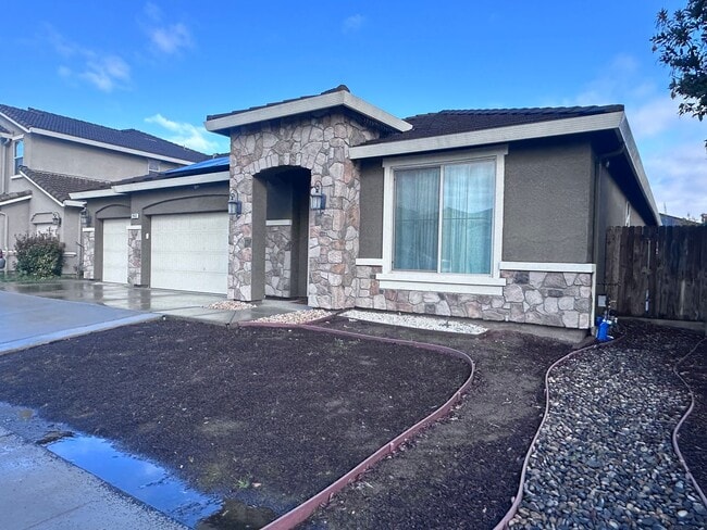 Building Photo - Spacious Tulare home coming soon!