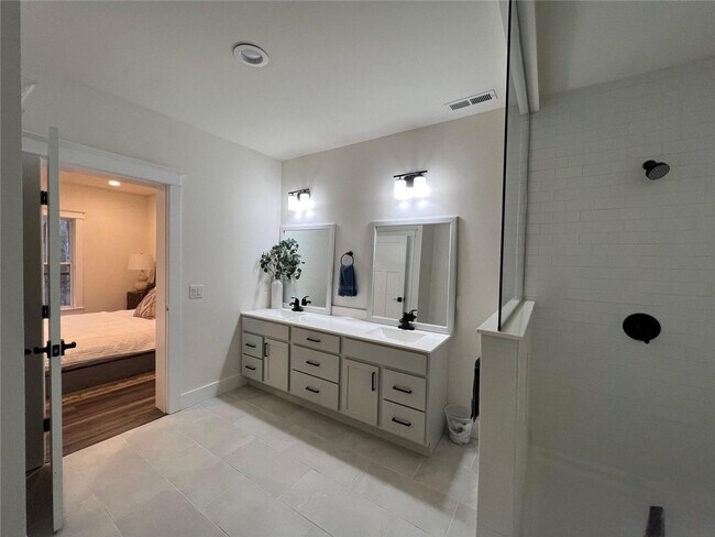 Building Photo - Farmhouse-Style Home in Fairview