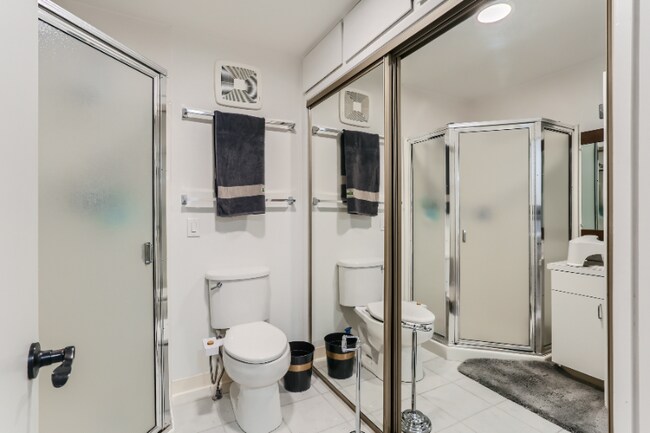 Building Photo - 6106 SE Riverside Dr