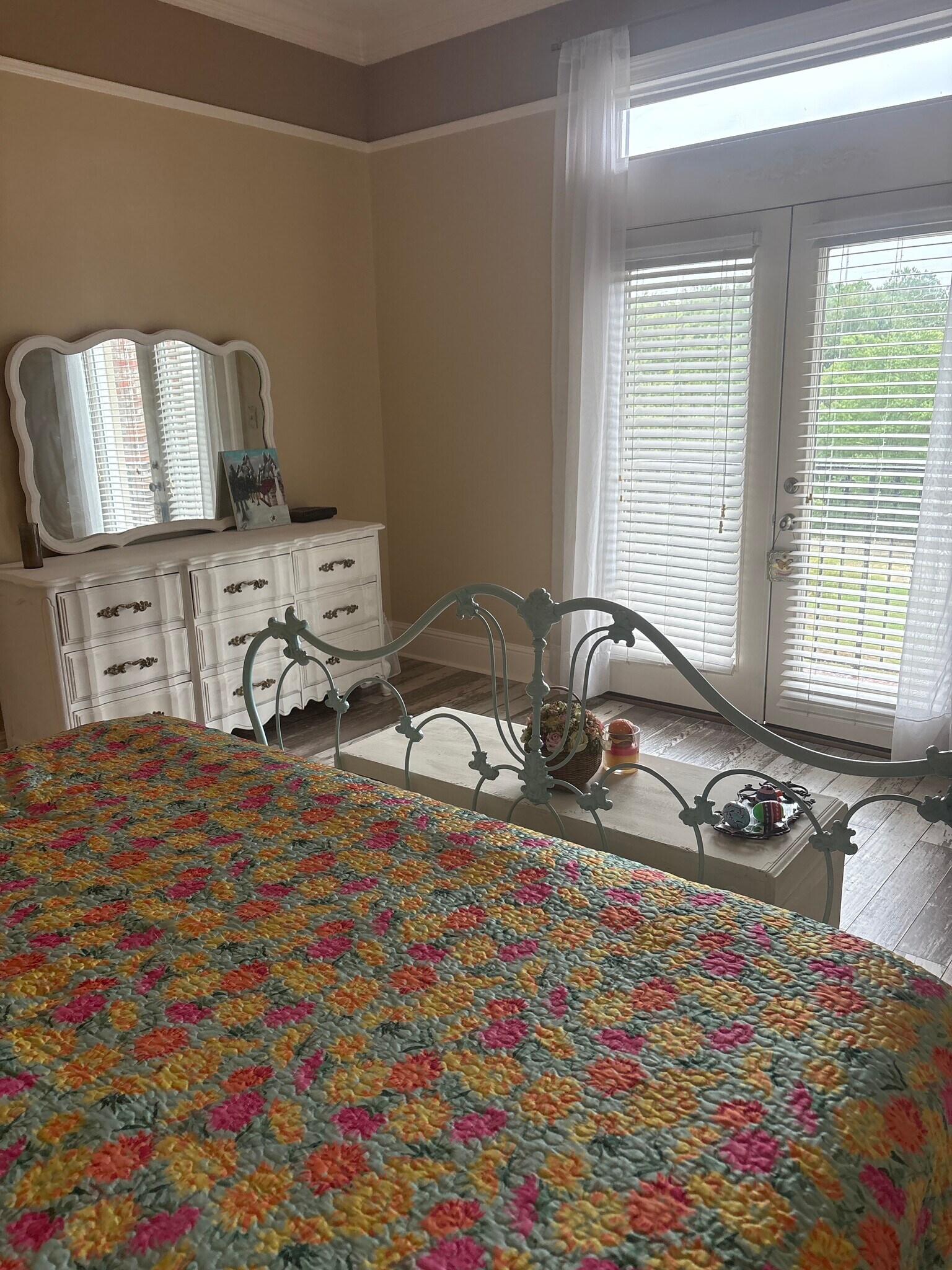 Large master bedroom - 21 Oak Alley Ln