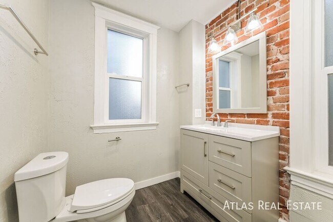 Building Photo - 476 N Washington St