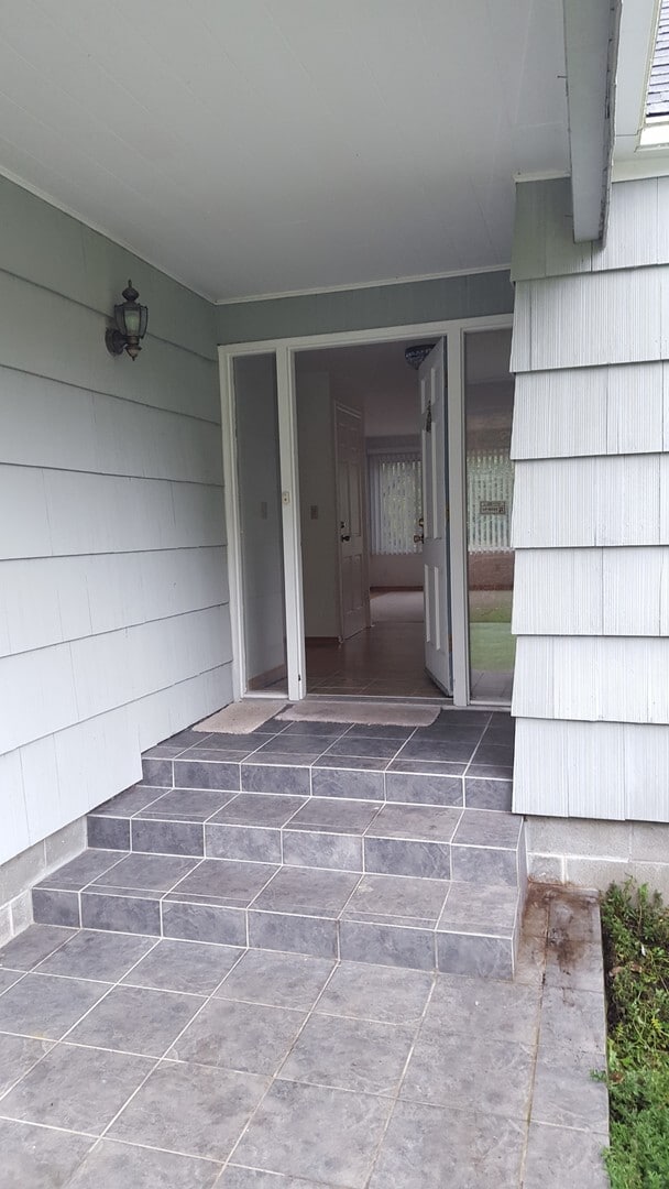 Building Photo - University Place 2bd 2bth, with bonus/office, $2,995 includes yard care and utilities other than ...