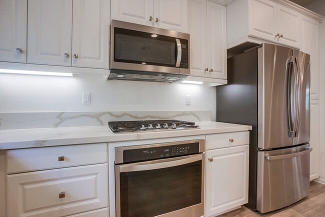 Building Photo - Beautiful 4 Bedroom Townhome! Built in 202...