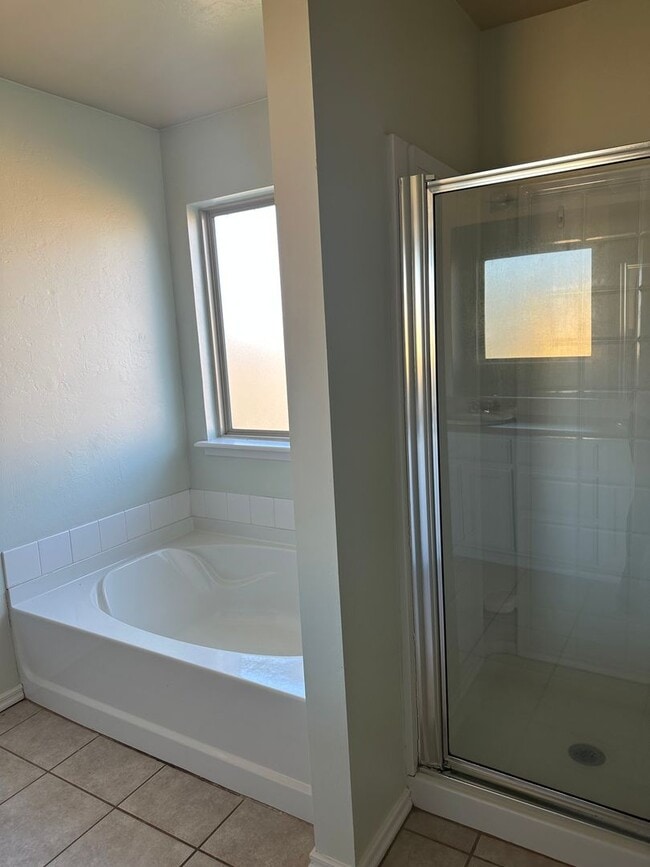 Building Photo - 4 Bd / 2 Ba in Valencia - Deer Creek Schools