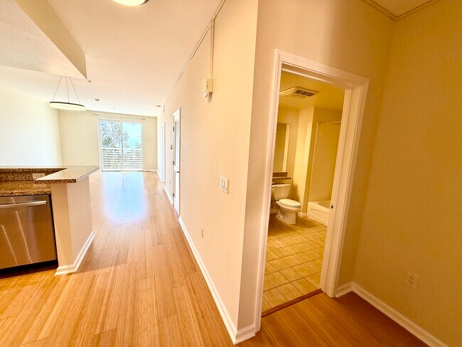 Building Photo - 301 Crescent Ct
