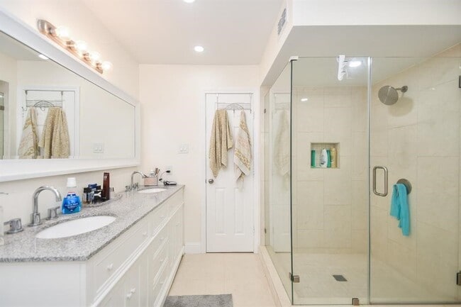 Building Photo - 6304 Riverview Way