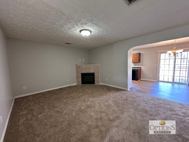 Building Photo - 3BR Townhouse