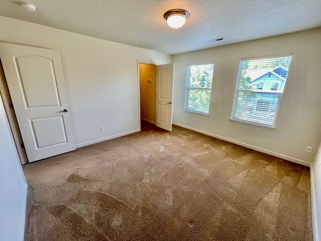 Building Photo - $500 RENT CREDIT! Two Bedroom Townhome wit...