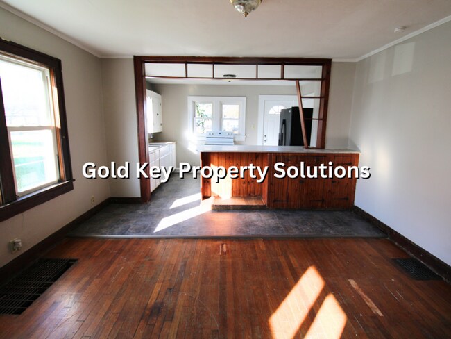 Building Photo - Open Floor Plan 2 BR 1 BA House with Sun P...