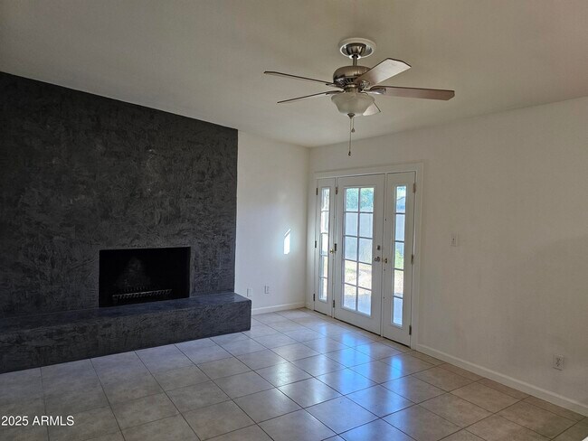 Building Photo - 2428 E La Jolla Dr