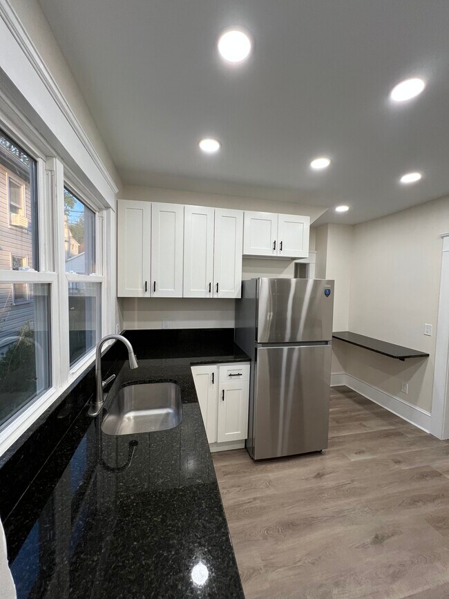 Building Photo - 815 Grove St