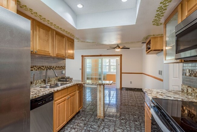 Building Photo - 4/2 Tampa Home