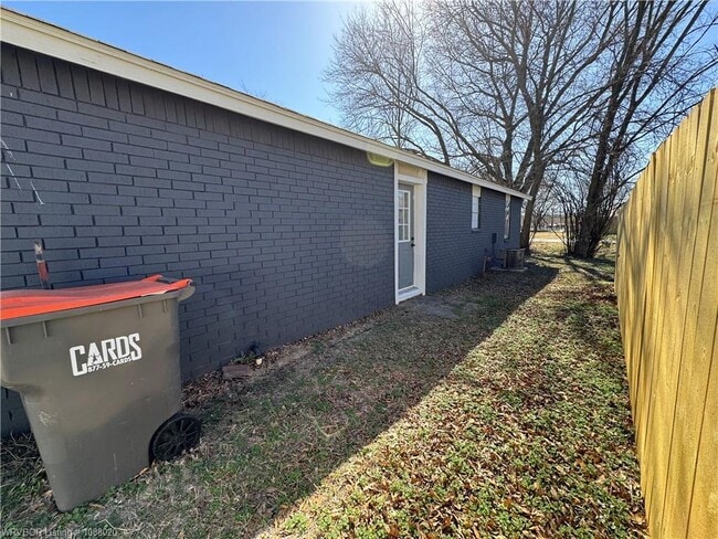 Building Photo - 107 S Oak St