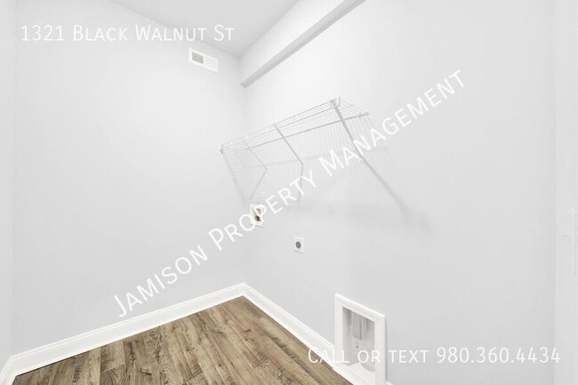 Building Photo - 1321 Black Walnut St