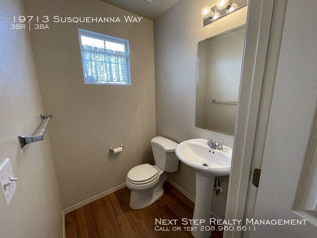 Building Photo - 3 Bed 2.5 Bath Home