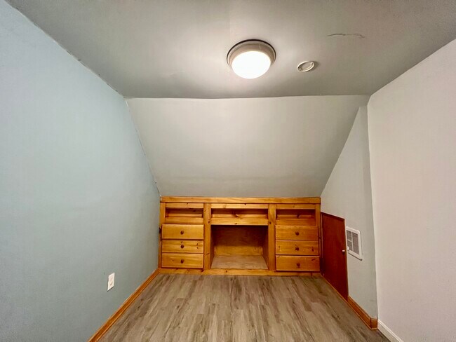 Den - 198 Mount Vernon St